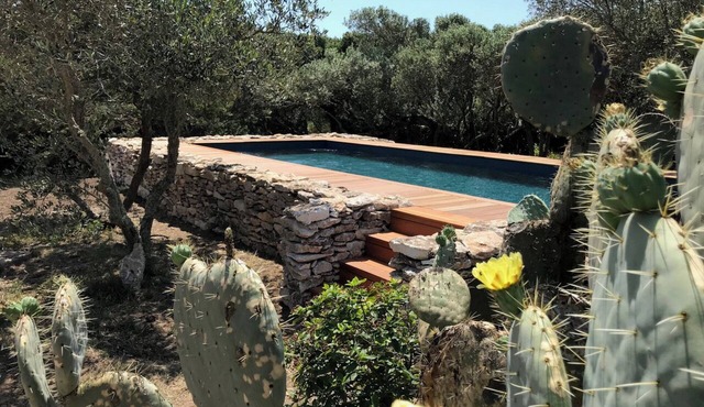 Detached villa in a property with swimming pool, between Bonifacio and Sperone.