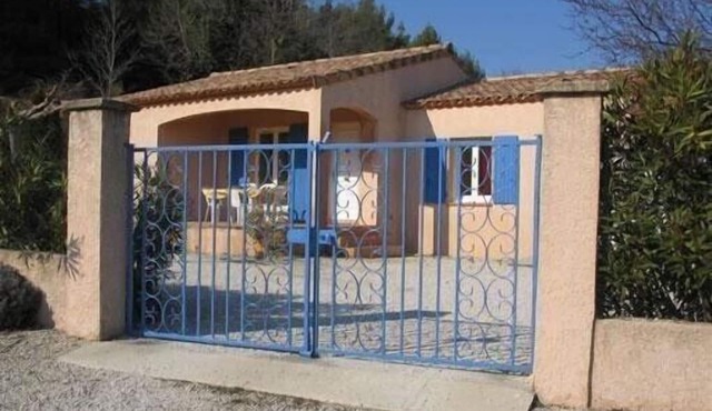 Detached villa in the heart of a winegrowing estate, a stone's throw from Mont Ventoux.
