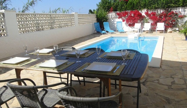 Detached villa, private pool and internet within 10 minutes walk to the beach