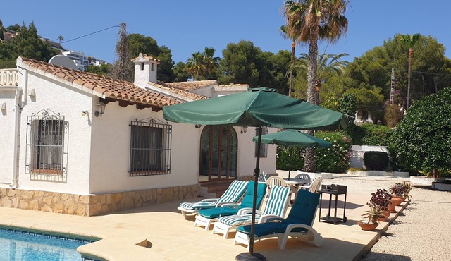Detached Villa Sleeps 6, Private Pool, Large Patio & Gardens. AirCon/FastWIFI!