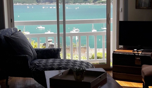 Detached villa with exceptional sea view just a stone's throw from the beach