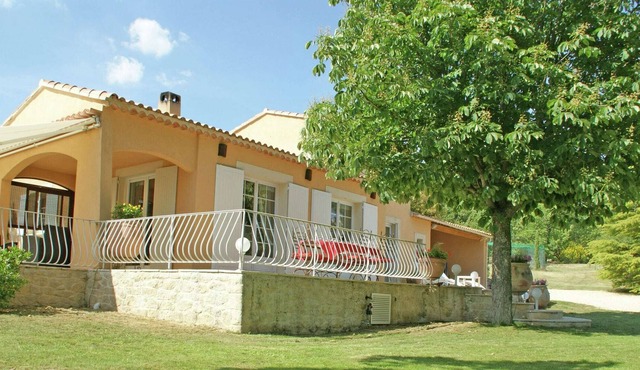Detached villa with enclosed beautiful garden and private pool, 1km from Céreste