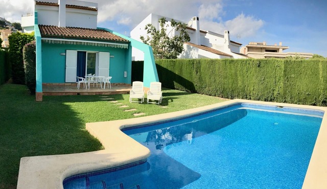 Detached villa with garden and private pool