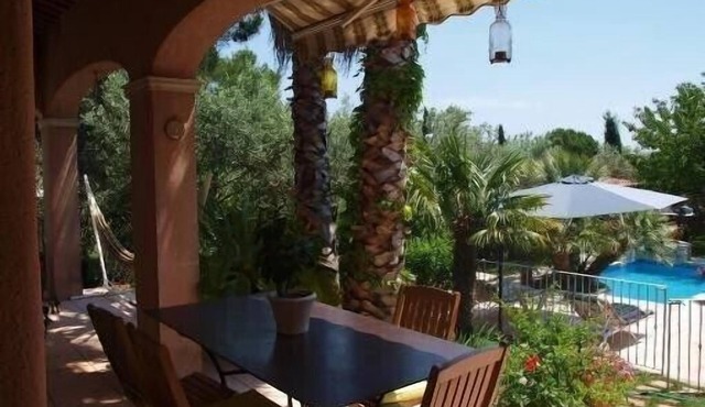 Detached villa with good amenities, private pool, close to Aix en Provence