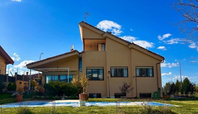 Detached villa with pool and mountain views
