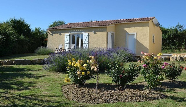 Detached villa with private garden, panoramic views of the Pyrenees