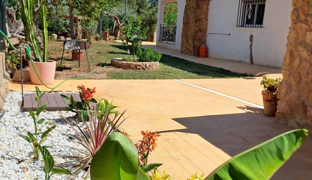Detached villa with private swimming pool, quiet and family friendly area