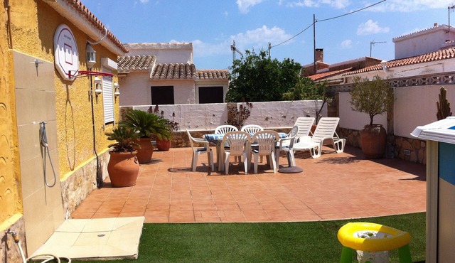 Detached villa with swimming pool