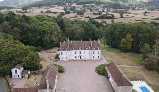 Detached wing of a castle with a pool near Autun (5 km)