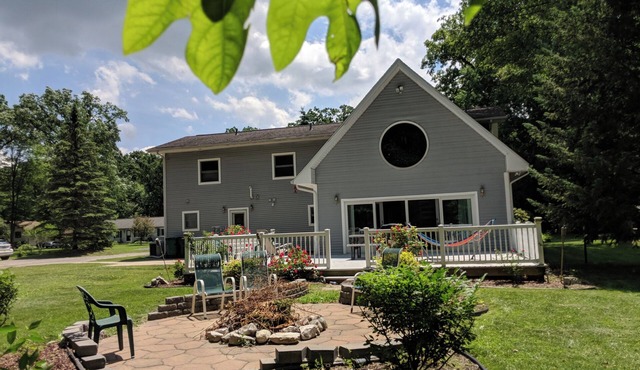 Detroit Airport Home - Spacious 5-Bedrooms, Game Room, Fire pit!