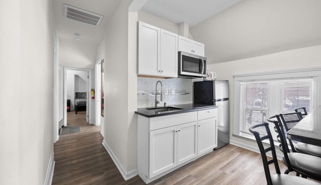 Detroit Escape: 2BR Apartment for 7 w/Wifi