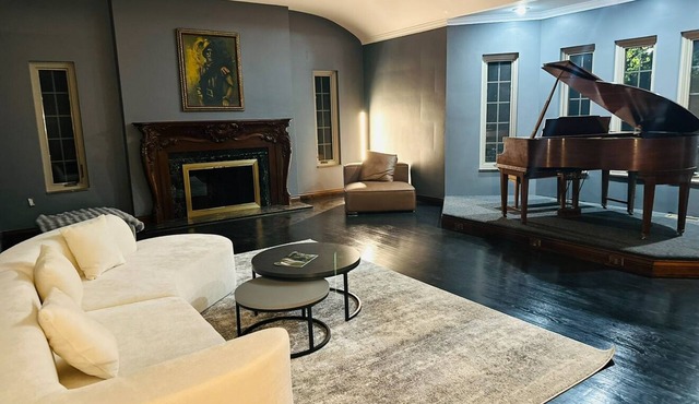 Detroit hidden gem: Elegant Palmer Woods Mansion With Spa+Retro Speakeasy