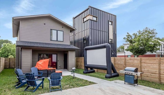 Detroit House: BBQ, Fire Pit, and Movie Yard