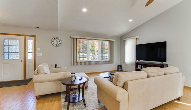 Detroit Lakes Home: Walk to Marina!