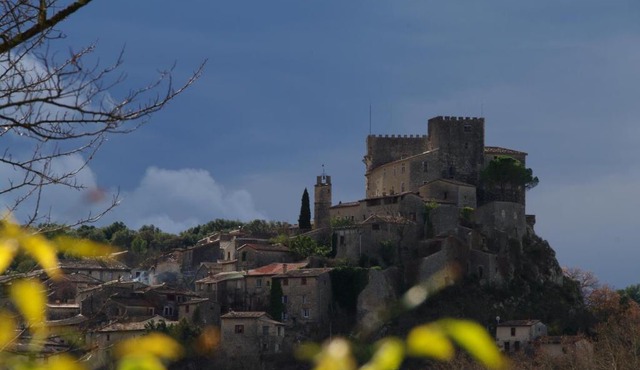 Deux chambres avec kitchenette dans maison de village avec terrasse