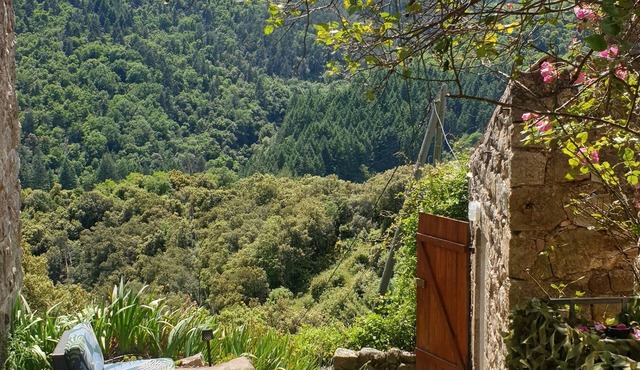 Deux Pièces Dans une Maison Individuelle Dans un Hameau Paisible