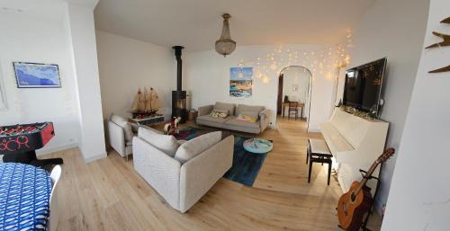 Deux maisons reunis par le jardin et sa cabine de plage, à 8min à pieds des plages et de l'océan