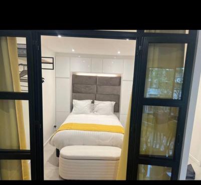 Deux. Pièces face à la scène.