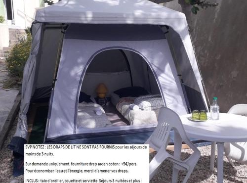 Deux tentes confortables dans un joli jardin idéalement situé