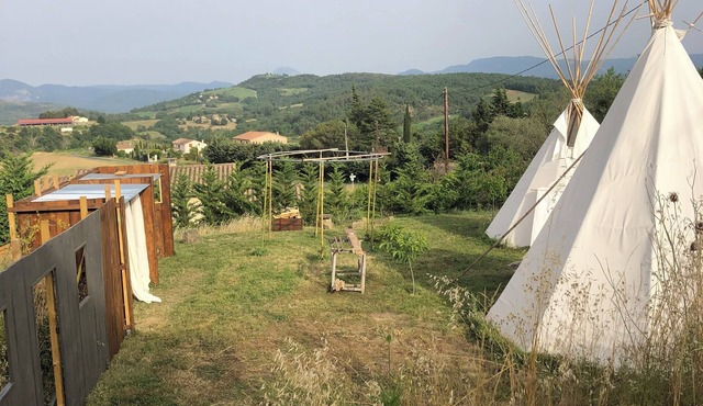 Deux Tepees Equipe Pour 4 Personne Avec Cuisine Dété sur Terrain 350m2