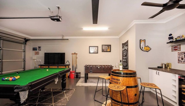 Devan House An Entertainers Retreat Close to Town