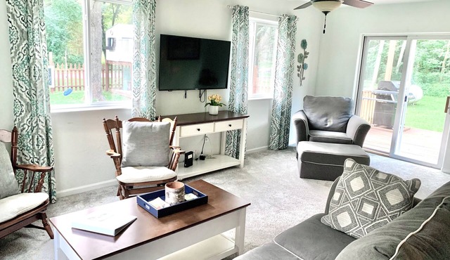 Devil's Lake Cottage - Family Friendly a block from State Park Entrance! Skiing