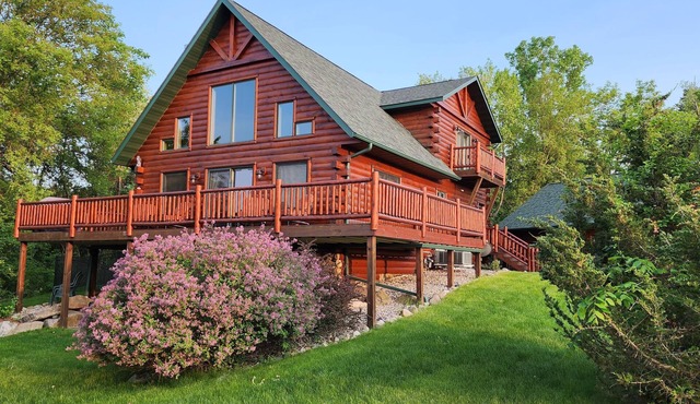 Devil’s Lake 5BR Log Cabin w/Fireplace - Near Wisconsin Dells