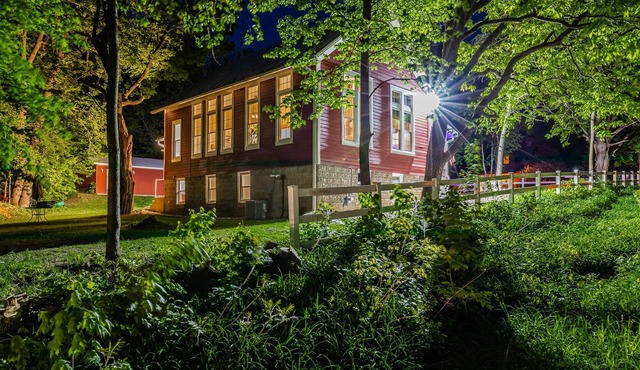 DEVILS LAKE SCHOOL HOUSE , Walk to the Park and Tumbled Rock Micro Brewery