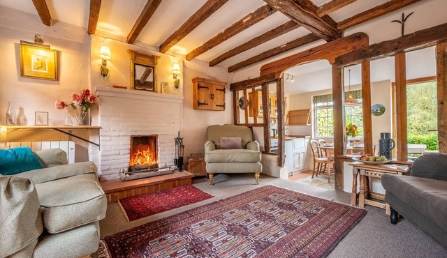 Devine wooden beamed cottage in the heart of England’s best preserved medieval village - Weavers Cot