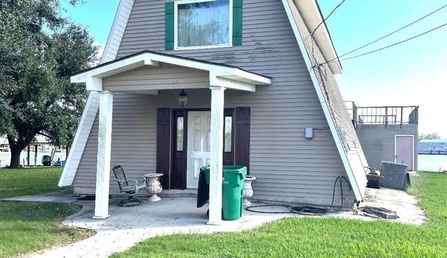 Devinely perfect 4-bedroom house with WiFi and AC. 100 yards from Joe's Landing