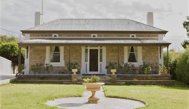 Devitt on French is a quiet, romantic stone cottage in Angaston, Barossa Valley