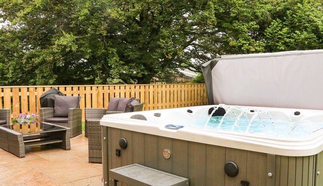 DEVON HOUSE, family friendly, with hot tub in Bradworthy