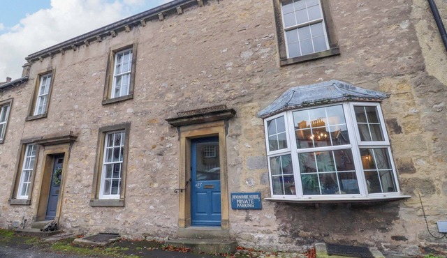 DEVONSHIRE HOUSE, pet friendly, character holiday cottage in Settle