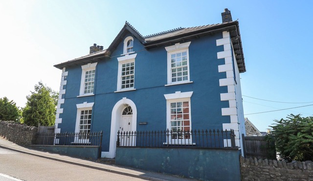 DEWI VILLA, pet friendly, character holiday cottage in Aberaeron