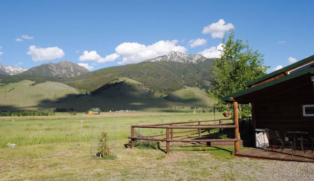Dexter Peak cabin, elegantly rustic near YNP/Chico
