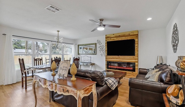 DFW Modern Farmhouse Getaway Retreat Near Stockyards, Weddings and Lake