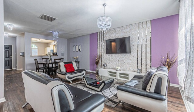 DFW Oasis! Near Reunion Tower - Great for Groups!