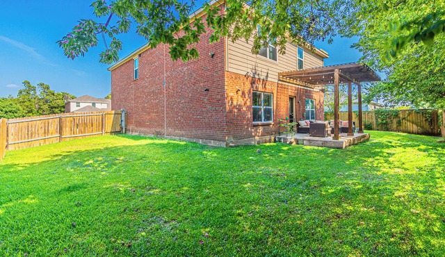 DFW Perfect Home with Garage Parking, Gated Yard,Business Amenities,Arcade game!