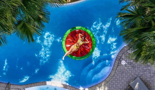 DIAMOND ESTATES: MIAMI - 6 QUEEN, 3 FULL BATH, POOL, BAR ROOM, BALCONY