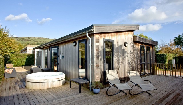 Diamond Lodge - Hot Tub - Free WiFi & Parking - Pets Welcome