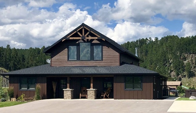 Diamond Spur Lodge-Luxury Vacation Home 8 miles from Mt. Rushmore