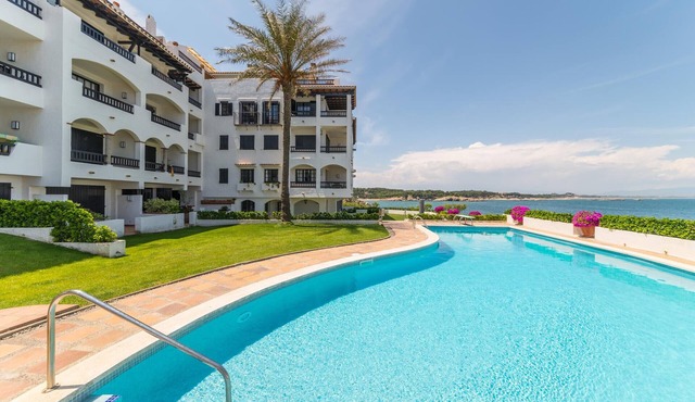 Diana: Apartment with communal pool, garden and sea views