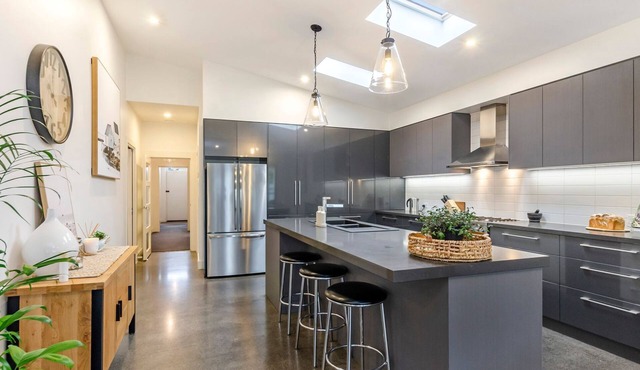 Diana's Place - Centrally located