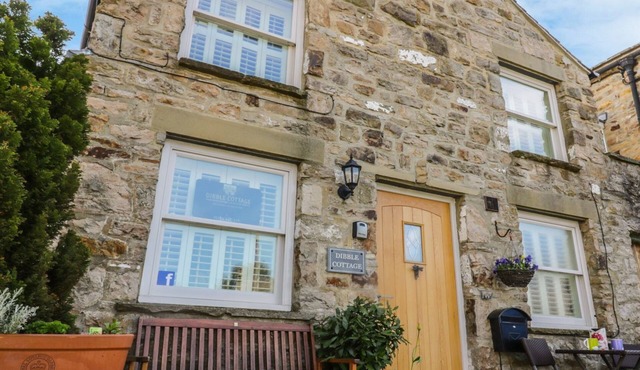 DIBBLE COTTAGE, pet friendly, character holiday cottage in Reeth