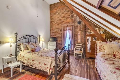 ​Dickinson Room at Main Street Bed & Breakfast