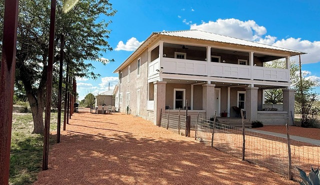 Dickson Marfa House - Spacious 7-Bedroom Vacation Rental + Events