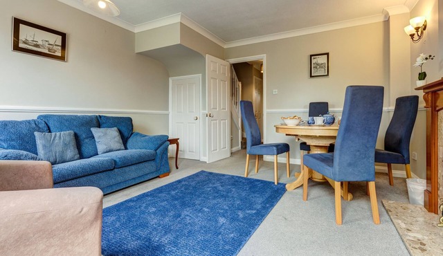 Didcot White House | Oxfordshire Holiday Let | 2 Beds & Sleeps 4