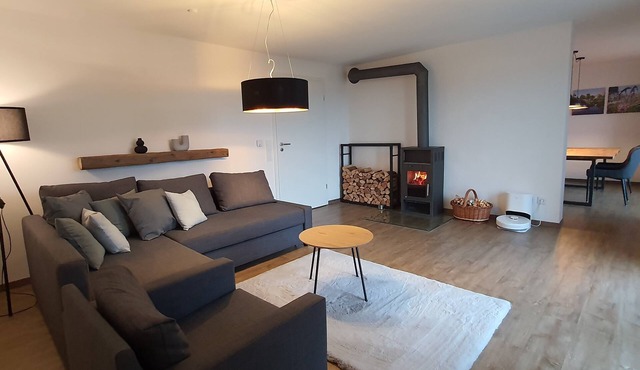 Die Ferienwohnung Befindet Sich am Rande der Stadt Cham im Bayerischen Wald. Der Chamer Ortsteil Katzberg ist Dörflich Geprägt und Grenzt Unmittelbar an die Kreisstadt Cham in der Oberpfalz mit Ihren Knapp 17.000 Einwohnern. Die Ferienwohnung Bietet in Cham