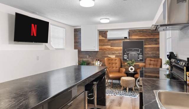 Dieppe Charm Suites, 2 BDRM, Walk to Local Market