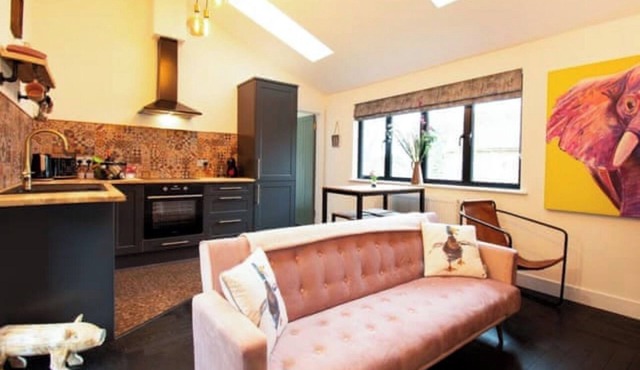 Diesel's Desirable Den - Luxury rural 2 bed cottage, peaceful walks and stays UK